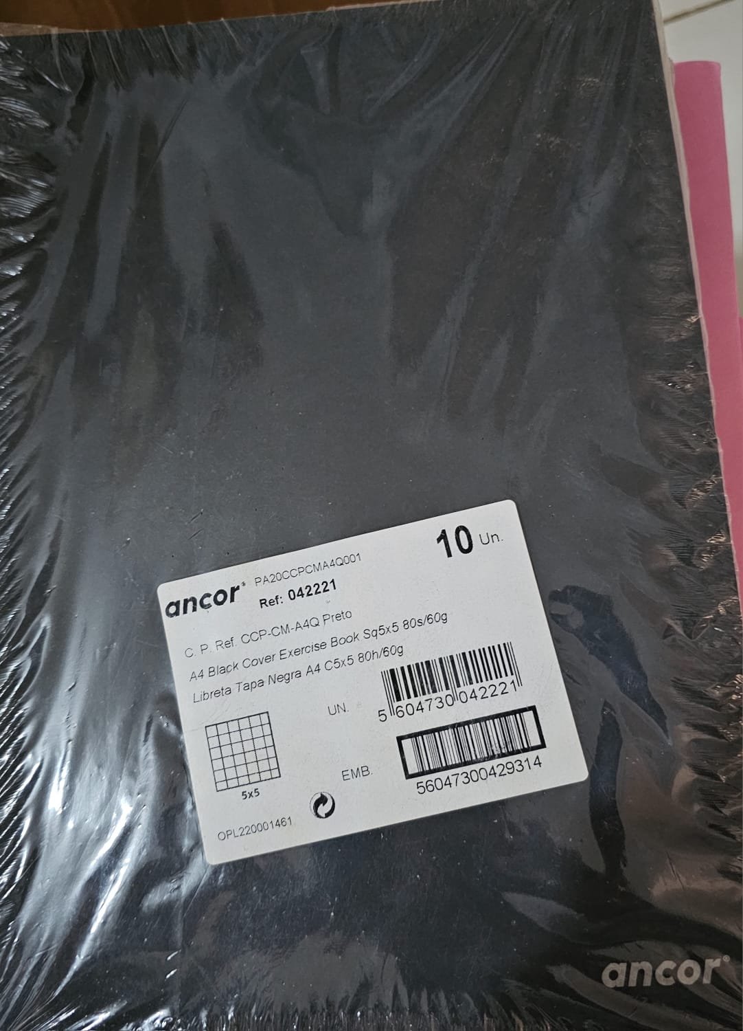 CADERNO A4 CAPA PRETO LISO, DE 80 FOLHAS